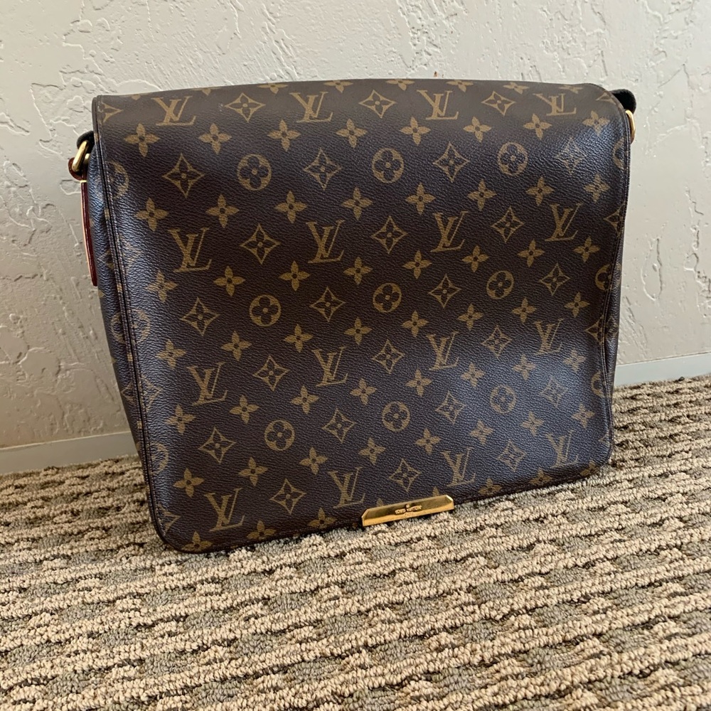 Authentic Men’s Louis Vuitton Valmy mm messenger bag